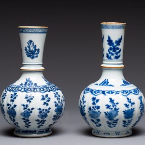 A pair of Chinese blue and white hookah bases with floral design, Kangxi — photo 1