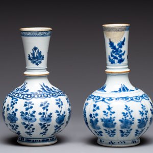 A pair of Chinese blue and white hookah bases with floral design, Kangxi — photo 2