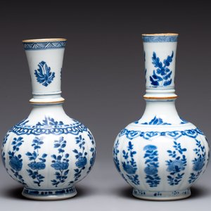 A pair of Chinese blue and white hookah bases with floral design, Kangxi — photo 3