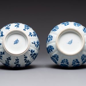 A pair of Chinese blue and white hookah bases with floral design, Kangxi — photo 5