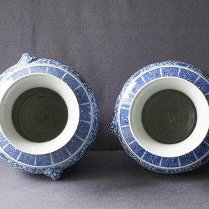 A pair of Chinese blue and white hu vases with floral scrolls, Qianlong mark, 19th C. — photo 11
