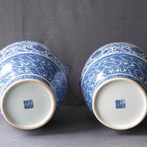 A pair of Chinese blue and white hu vases with floral scrolls, Qianlong mark, 19th C. — photo 12