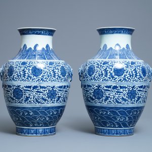 A pair of Chinese blue and white hu vases with floral scrolls, Qianlong mark, 19th C. — photo 3