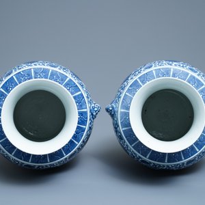 A pair of Chinese blue and white hu vases with floral scrolls, Qianlong mark, 19th C. — photo 5