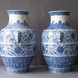 A pair of Chinese blue and white hu vases with floral scrolls, Qianlong mark, 19th C. — photo 8