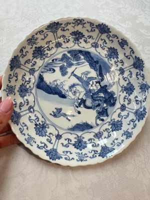 A pair of Chinese blue and white 'Hunting' plates, Chenghua marks, Kangxi — photo 1