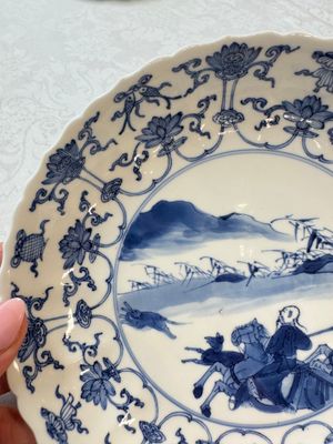 A pair of Chinese blue and white 'Hunting' plates, Chenghua marks, Kangxi — photo 13