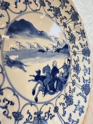 A pair of Chinese blue and white 'Hunting' plates, Chenghua marks, Kangxi — photo 16