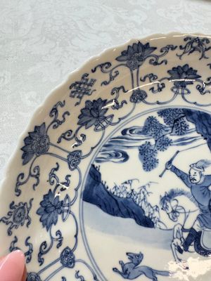 A pair of Chinese blue and white 'Hunting' plates, Chenghua marks, Kangxi — photo 3