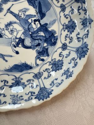 A pair of Chinese blue and white 'Hunting' plates, Chenghua marks, Kangxi — photo 5