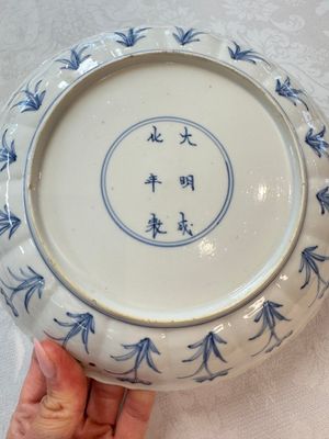 A pair of Chinese blue and white 'Hunting' plates, Chenghua marks, Kangxi — photo 7