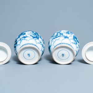 A pair of Chinese blue and white 'hunting scene' jars and covers, Kangxi — 照片 6