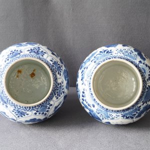 A pair of Chinese blue and white 'hunting scene' jars and covers, Kangxi — 照片 9