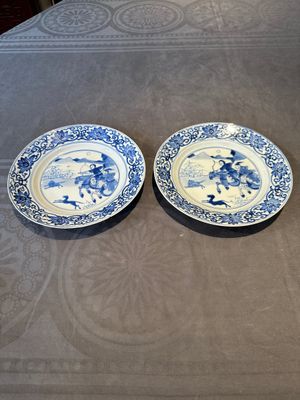 A pair of Chinese blue and white 'hunting scene' plates, Qi Yu Bao Ding Zhi Zhen 奇玉寶鼎之珍 mark, Kangxi — photo 1