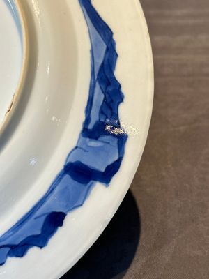 A pair of Chinese blue and white 'hunting scene' plates, Qi Yu Bao Ding Zhi Zhen 奇玉寶鼎之珍 mark, Kangxi — photo 11