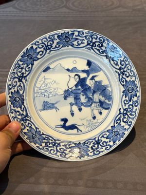 A pair of Chinese blue and white 'hunting scene' plates, Qi Yu Bao Ding Zhi Zhen 奇玉寶鼎之珍 mark, Kangxi — photo 12