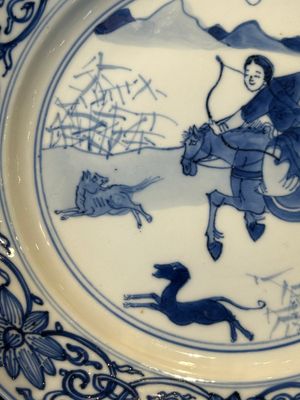 A pair of Chinese blue and white 'hunting scene' plates, Qi Yu Bao Ding Zhi Zhen 奇玉寶鼎之珍 mark, Kangxi — photo 14