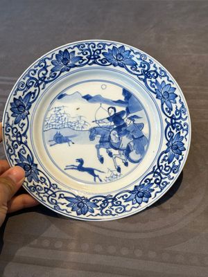 A pair of Chinese blue and white 'hunting scene' plates, Qi Yu Bao Ding Zhi Zhen 奇玉寶鼎之珍 mark, Kangxi — photo 2