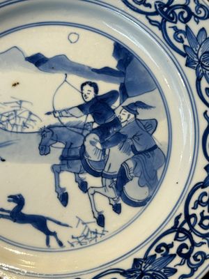 A pair of Chinese blue and white 'hunting scene' plates, Qi Yu Bao Ding Zhi Zhen 奇玉寶鼎之珍 mark, Kangxi — photo 3