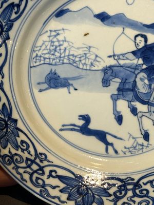 A pair of Chinese blue and white 'hunting scene' plates, Qi Yu Bao Ding Zhi Zhen 奇玉寶鼎之珍 mark, Kangxi — photo 4