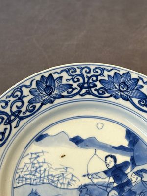 A pair of Chinese blue and white 'hunting scene' plates, Qi Yu Bao Ding Zhi Zhen 奇玉寶鼎之珍 mark, Kangxi — photo 5