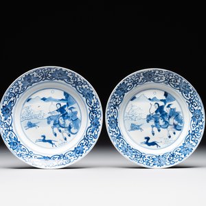 A pair of Chinese blue and white 'hunting scene' plates, Qi Yu Bao Ding Zhi Zhen 奇玉寶鼎之珍 mark, Kangxi — photo 1