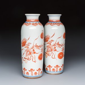 A pair of Chinese blue and white iron-red-decorated rouleau vases — 照片 1