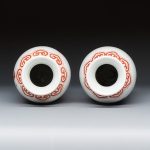 A pair of Chinese blue and white iron-red-decorated rouleau vases — 照片 6
