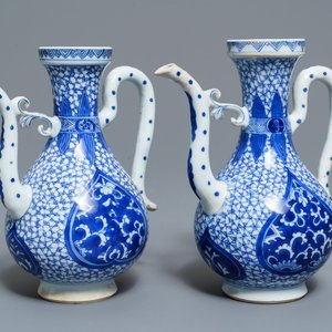 A pair of Chinese blue and white Islamic market jugs, Kangxi — 照片 1