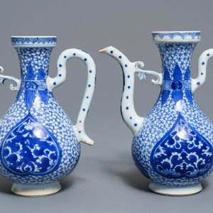 A pair of Chinese blue and white Islamic market jugs, Kangxi — 照片 2