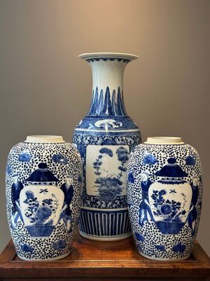 A pair of Chinese blue and white jars and a vase, Kangxi mark, 19th C. — photo 1