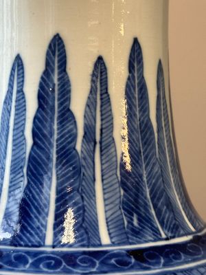 A pair of Chinese blue and white jars and a vase, Kangxi mark, 19th C. — photo 14