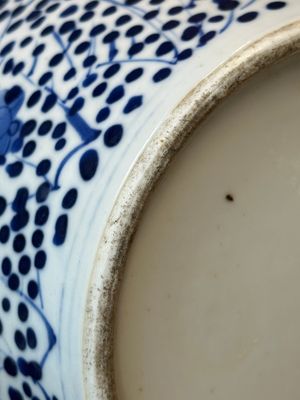 A pair of Chinese blue and white jars and a vase, Kangxi mark, 19th C. — photo 20