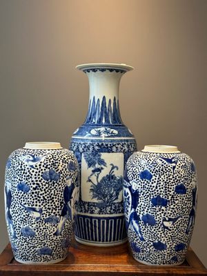 A pair of Chinese blue and white jars and a vase, Kangxi mark, 19th C. — photo 2