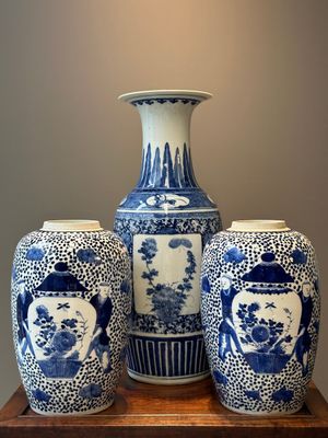 A pair of Chinese blue and white jars and a vase, Kangxi mark, 19th C. — photo 3