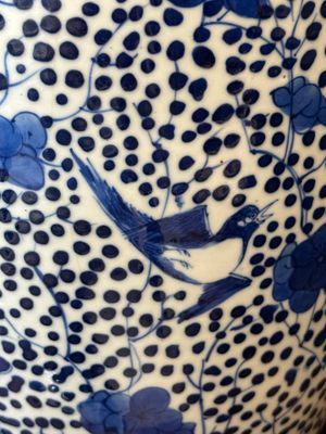 A pair of Chinese blue and white jars and a vase, Kangxi mark, 19th C. — photo 7
