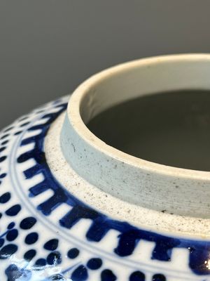 A pair of Chinese blue and white jars and a vase, Kangxi mark, 19th C. — photo 10