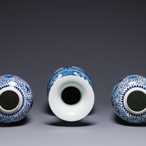 A pair of Chinese blue and white jars and a vase, Kangxi mark, 19th C. — photo 5