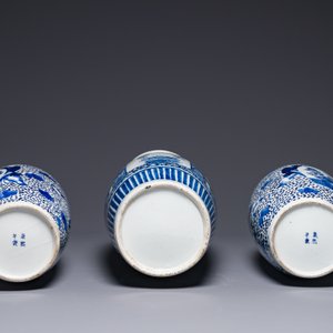 A pair of Chinese blue and white jars and a vase, Kangxi mark, 19th C. — photo 6