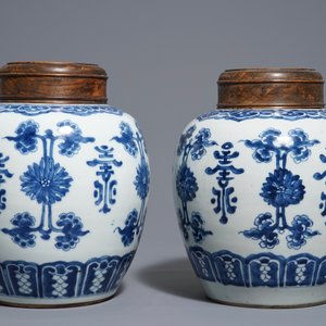 A pair of Chinese blue and white jars and wooden covers, 18/19th C. — photo 2
