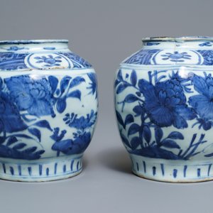 A pair of Chinese blue and white jars with birds among foliage, Wanli — photo 4