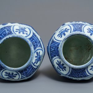 A pair of Chinese blue and white jars with birds among foliage, Wanli — photo 5