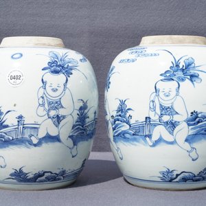 A pair of Chinese blue and white jars with boys in a garden, Kangxi — 照片 12