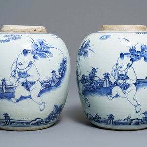 A pair of Chinese blue and white jars with boys in a garden, Kangxi — 照片 2