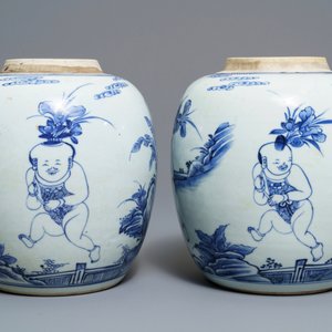 A pair of Chinese blue and white jars with boys in a garden, Kangxi — 照片 3