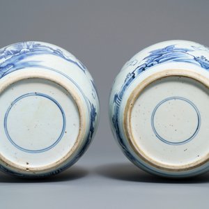 A pair of Chinese blue and white jars with boys in a garden, Kangxi — 照片 5