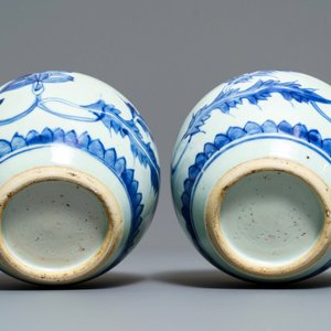 A pair of Chinese blue and white jars with floral design, Kangxi — photo 6