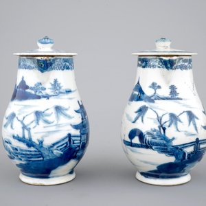 A pair of Chinese blue and white jugs with cover, 18th C. — photo 5