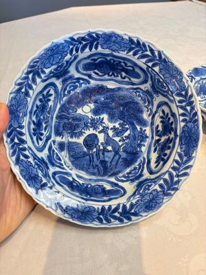 A pair of Chinese blue and white 'Klapmuts' bowls with deer design, Wanli — photo 1