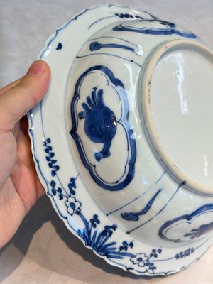 A pair of Chinese blue and white 'Klapmuts' bowls with deer design, Wanli — photo 17